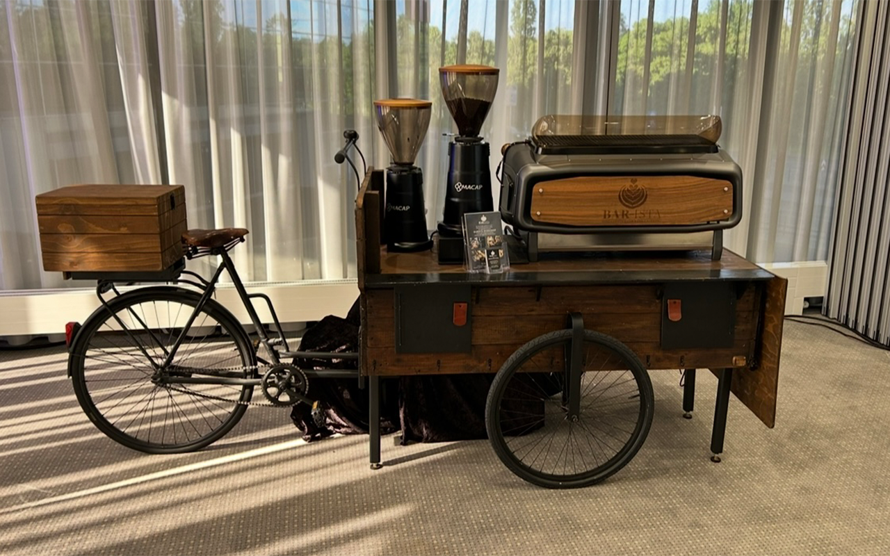 Das Coffee-Bike alleinstehend in einem Raum | Kaffee-Catering