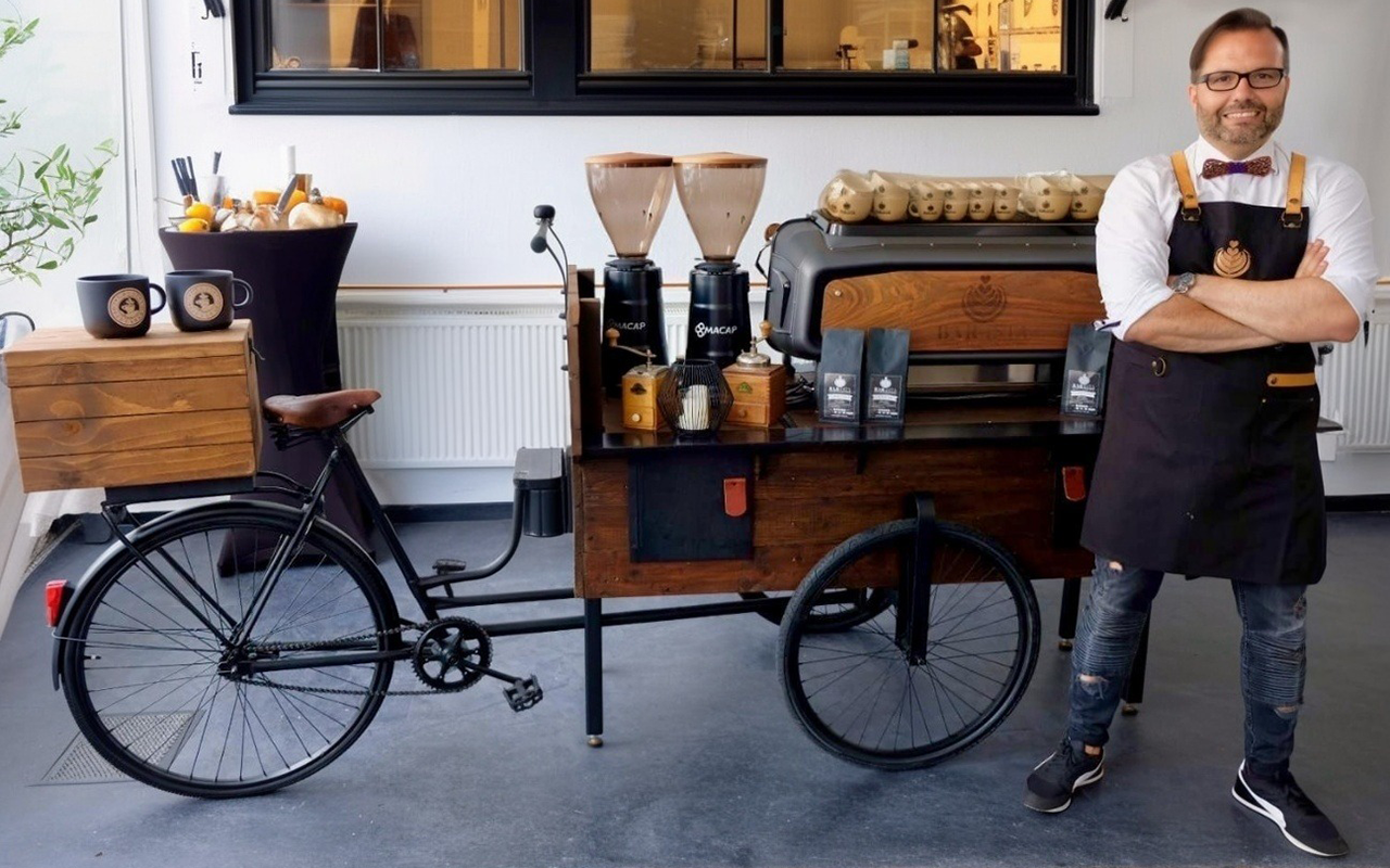 Der Barista vor seinem Coffee-Bike | Kaffee-Catering