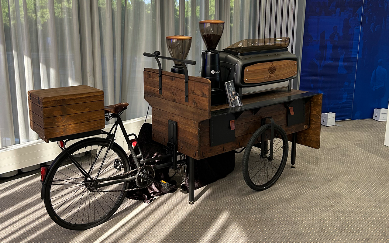 Das Coffee-Bike alleinstehend in einem Raum - Ansicht von schräg hinten | Kaffee-Catering