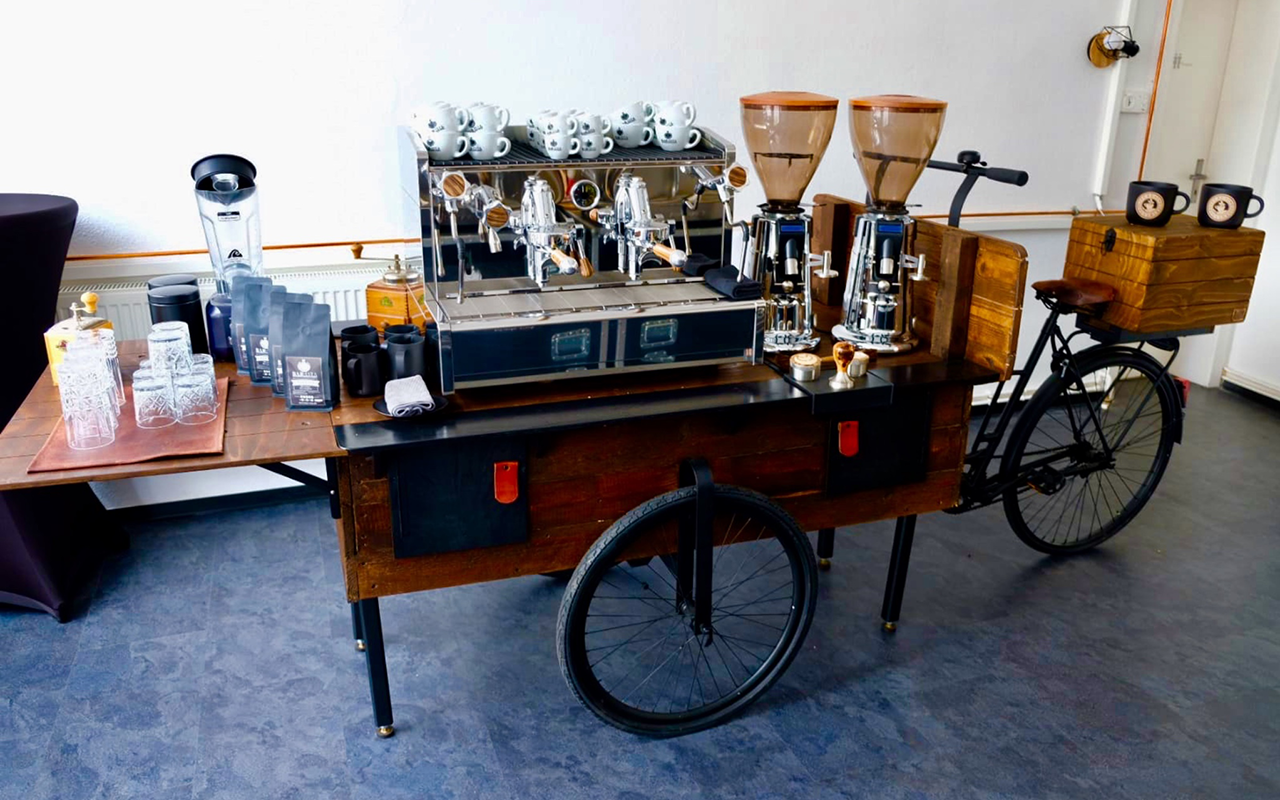 Das Coffee-Bike alleinstehend in einem hellen Raum | Kaffee-Catering