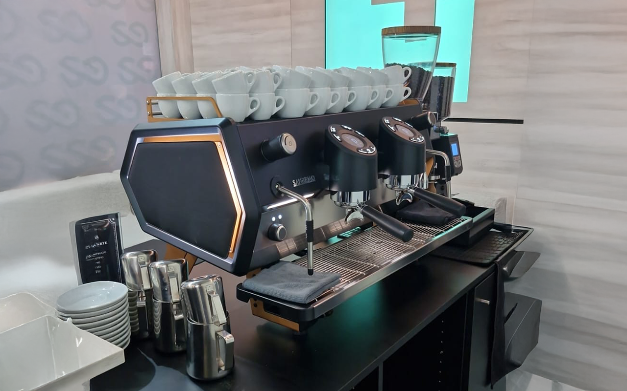 Ein hell gestalteter Messestand aus Sicht des Barista | Kaffee-Catering - Messe