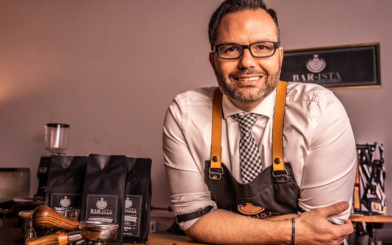 Der Barista stilvoll fotografiert, für die Coffee Academy | Coffee Academy