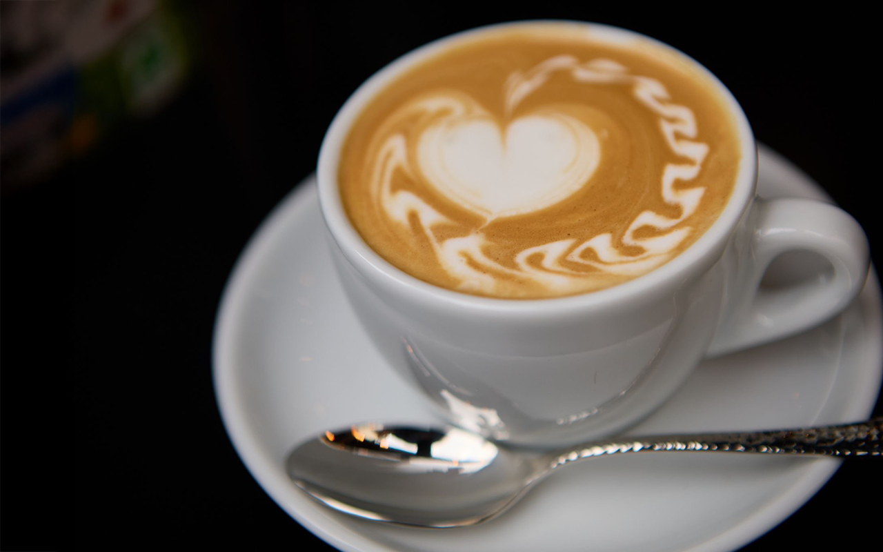 Eine Tasse Kaffee mit Herz in der Crema - Ergebnisse des Unterrichts | Coffee Academy