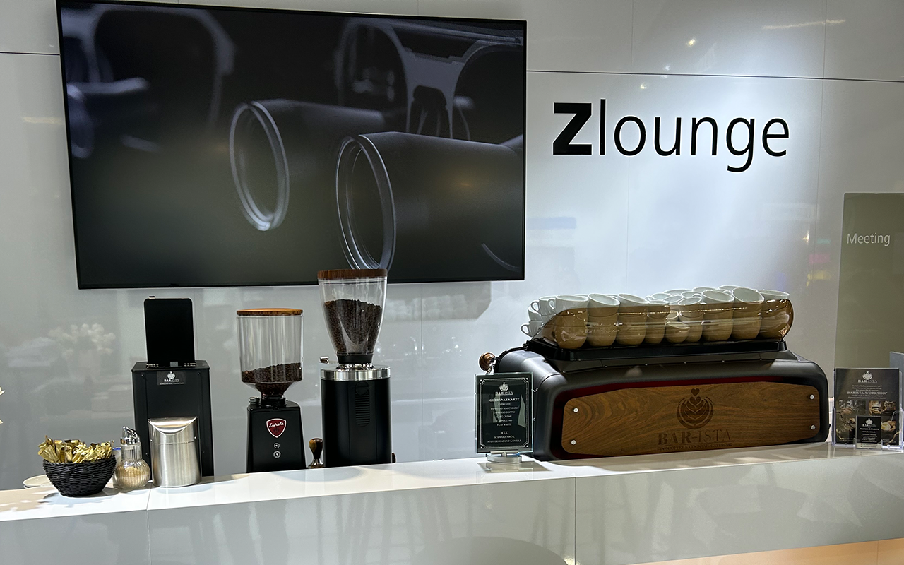 Ein hell gestalteter Messestand | Kaffee-Catering - Messe