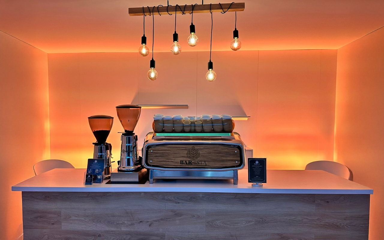 Interessant ausgeleuchteter Messestand | Kaffee-Catering - Messe